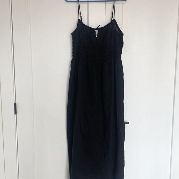 NWOT H&M Peephole Lightweight Smocked Waist Long Black Dress Women's Size Medium - Picture 1 of 4